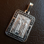 Нательная именная икона святые Петр и Феврония с серебрением кулон с молитвой