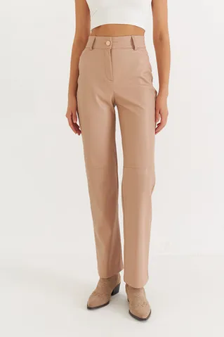 Брюки из экокожи прямые бежевого цвета