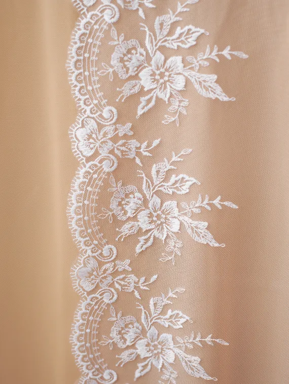 05-73 Вышивка на неэл. сетке 18 см, белый (левая)