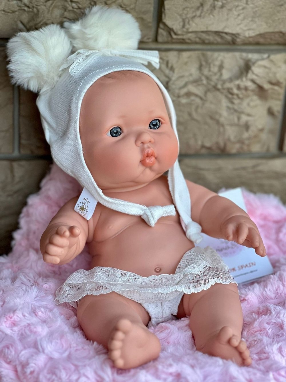 Кукла Marina and Pau 35cм Betty виниловая с подушкой (M350K)