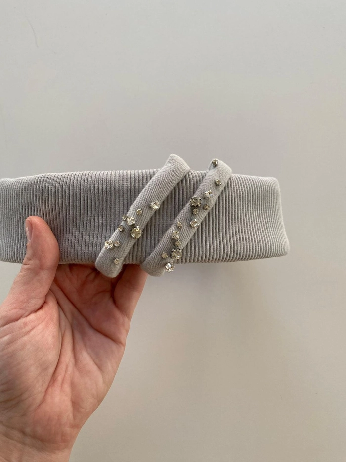 ПОВЯЗКА НА ГОЛОВУ ШАРЛИ ДЫМЧАТЫЙ СО СТРАЗАМИ