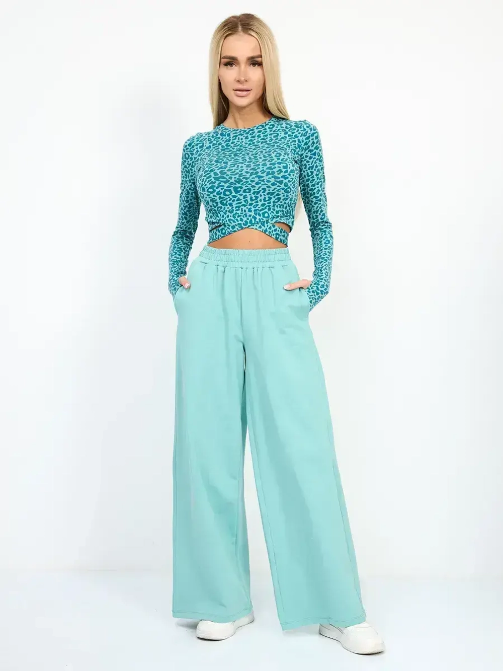 Женский костюм с брюками палаццо