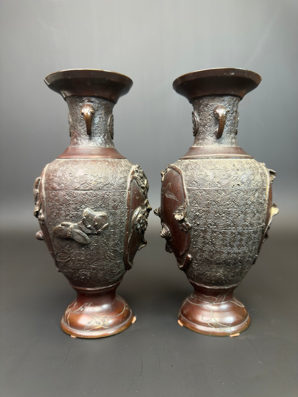 Пара старинных японских бронзовых ваз