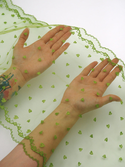 Вышивка на сетке салатовая с сердечками неэластичная ширина 31 см