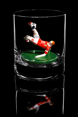 Подарочный набор из двух бокалов для виски в ореховой упаковке. «Футболисты. Два игрока».