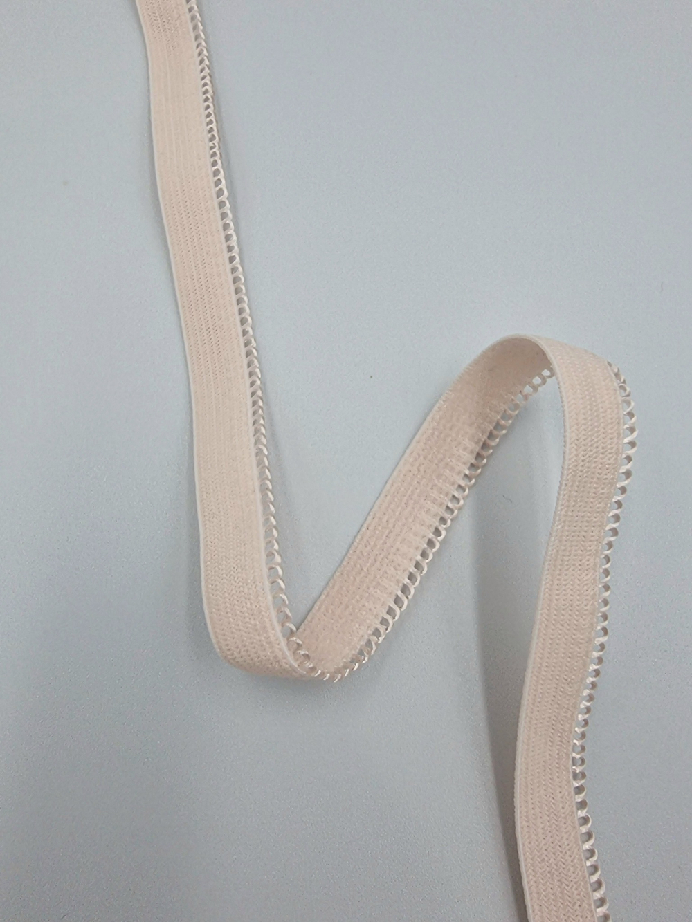 Ажурная тонкая резинка серебристый пион 10 мм ( Pantone 12-1206 TPX)