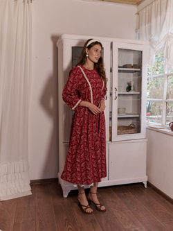 Платье с кружевом по груди