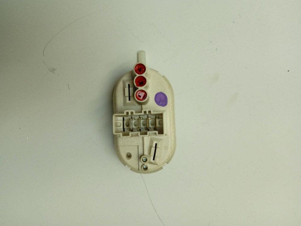 WFO2042OE кт1 Датчик уровня воды к стиральной машине Bosch B1-220e 427040 б/у