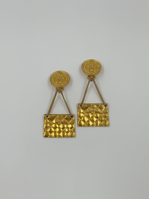 Клипсы с подвесками в виде сумочек Chanel