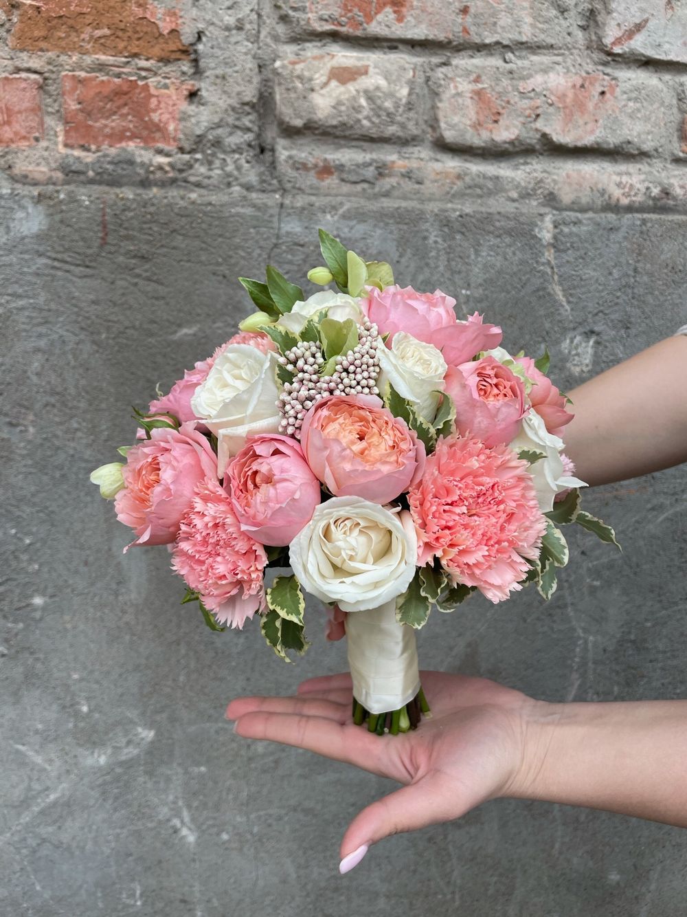 Свадебный букет из кустовых пионовидных роз, одноголовых роз, диантусов и озотамнуса