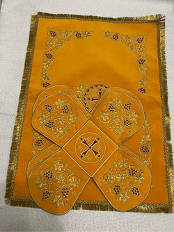 Бархатные покровцы с вышивкой жёлтые