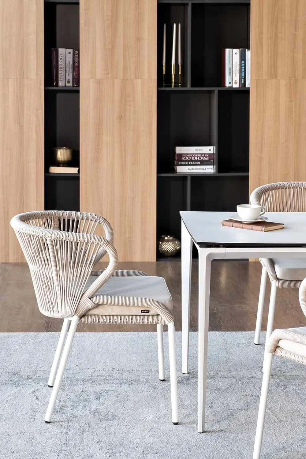 "Малага" обеденная группа на 4 персоны со стульями "Милан", каркас белый, роуп бежевый