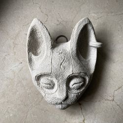 Барельеф Кошка с пирсингом