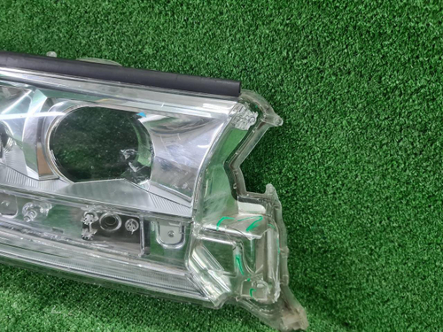 Стекло фары правое Toyota Land Cruiser 200 (2015-2021) LED