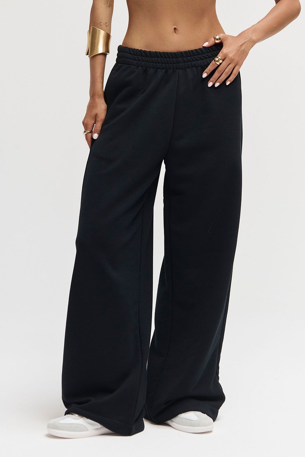 Широкие джоггеры без начеса с утяжкой черного цвета