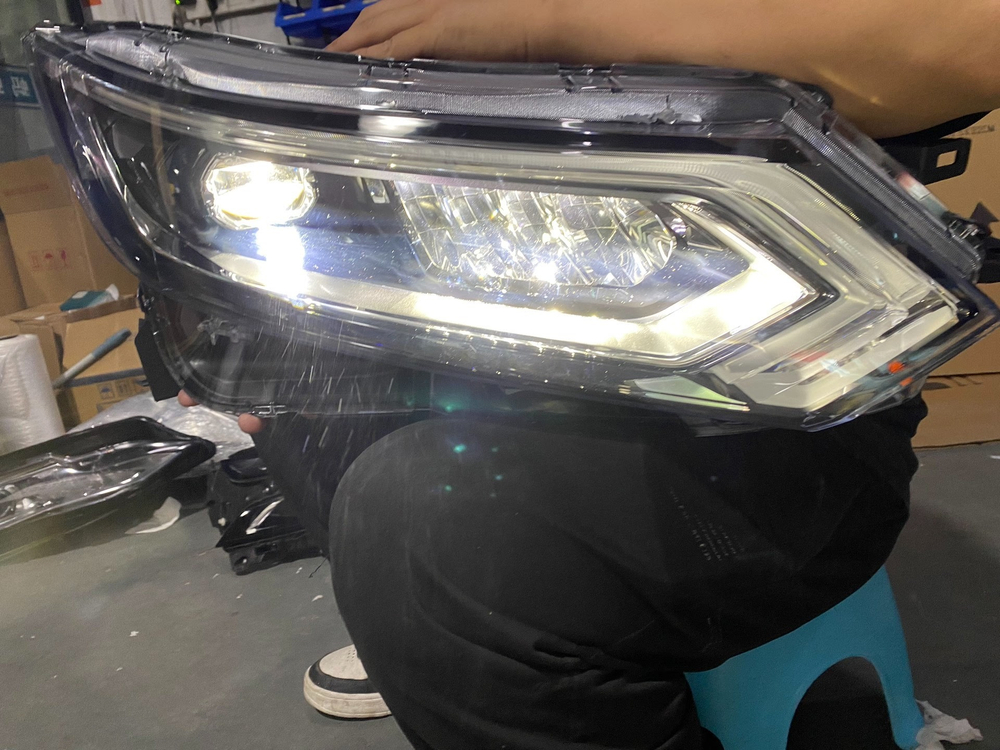 Оригинальная LED фара Nissan Qashqai J11