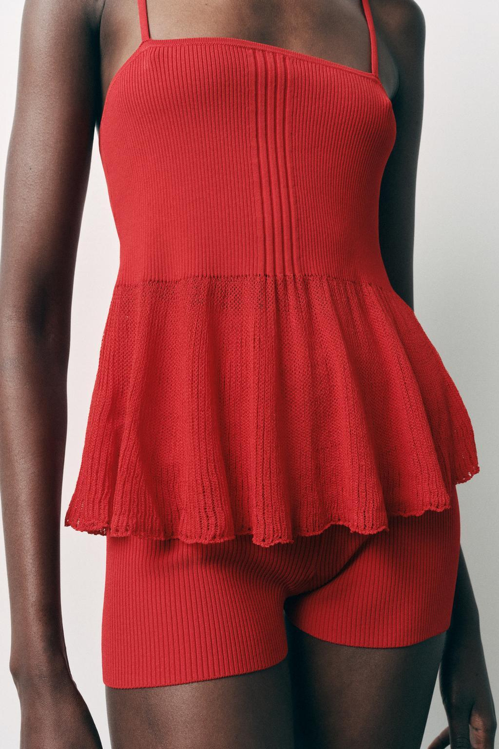 ZARA ТРИКОТАЖНЫЙ ТОП В РУБЧИК С КОНТРАСТНЫМИ ВОЛАНАМИ, КРАСНЫЙ