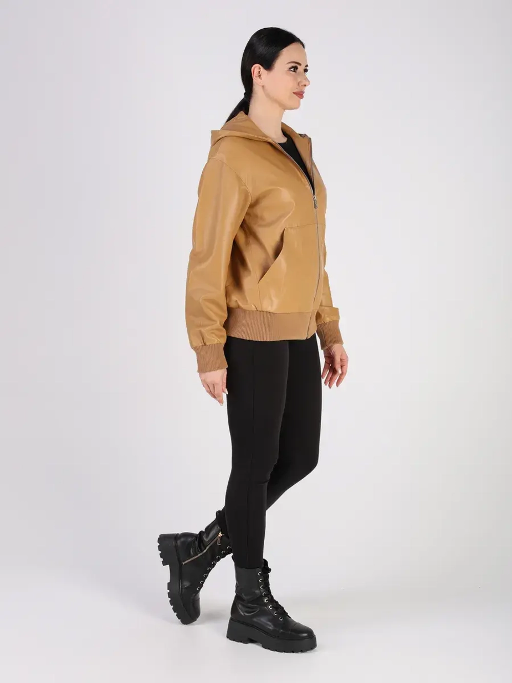 Кожаная куртка демисезонная с капюшоном