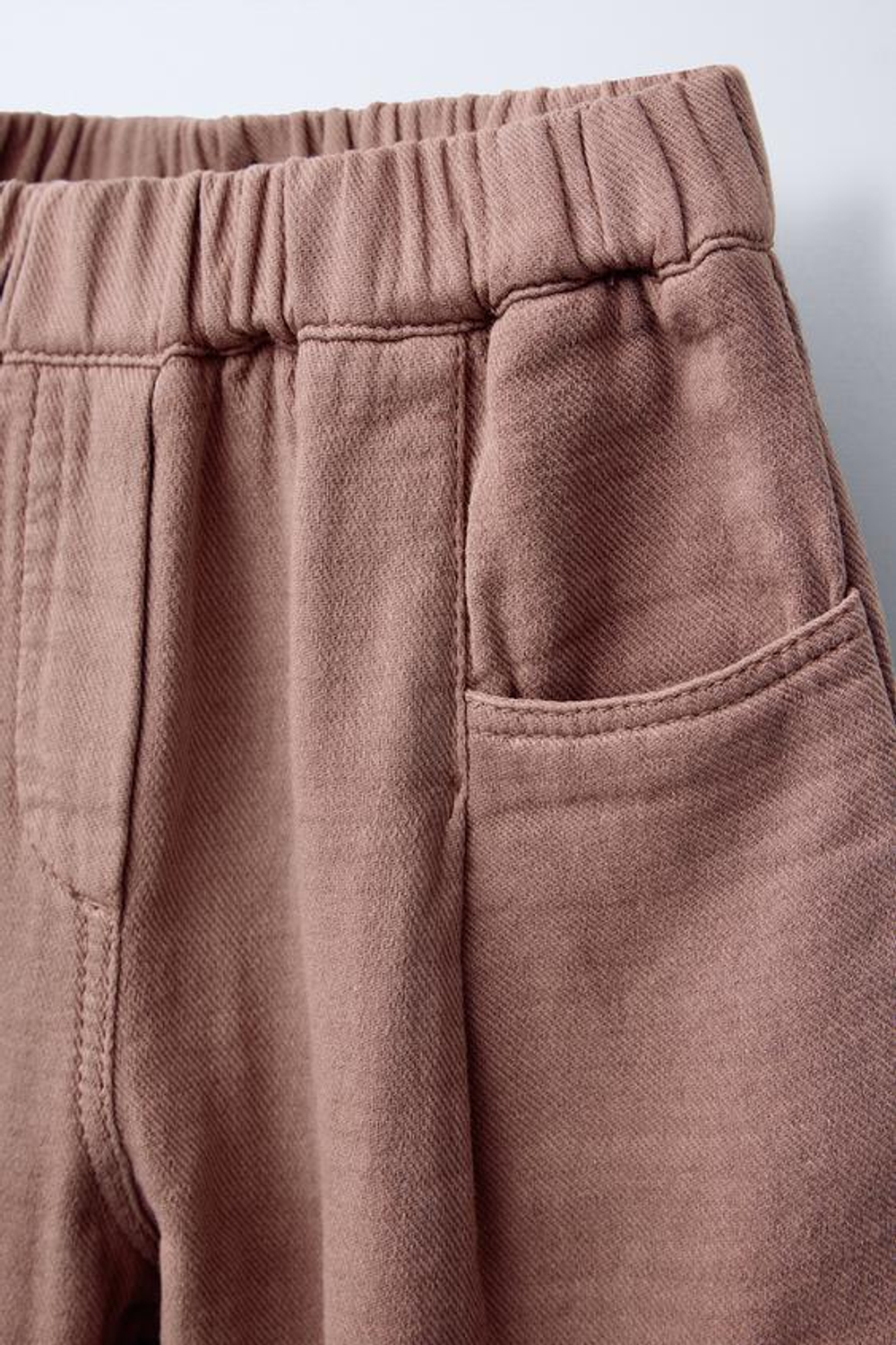 ZARA БРЮКИ С ЗАЩИПАМИ И ЗАНИЖЕННЫМ ШАГОВЫМ ШВОМ, ПУДРОВО-РОЗОВЫЙ