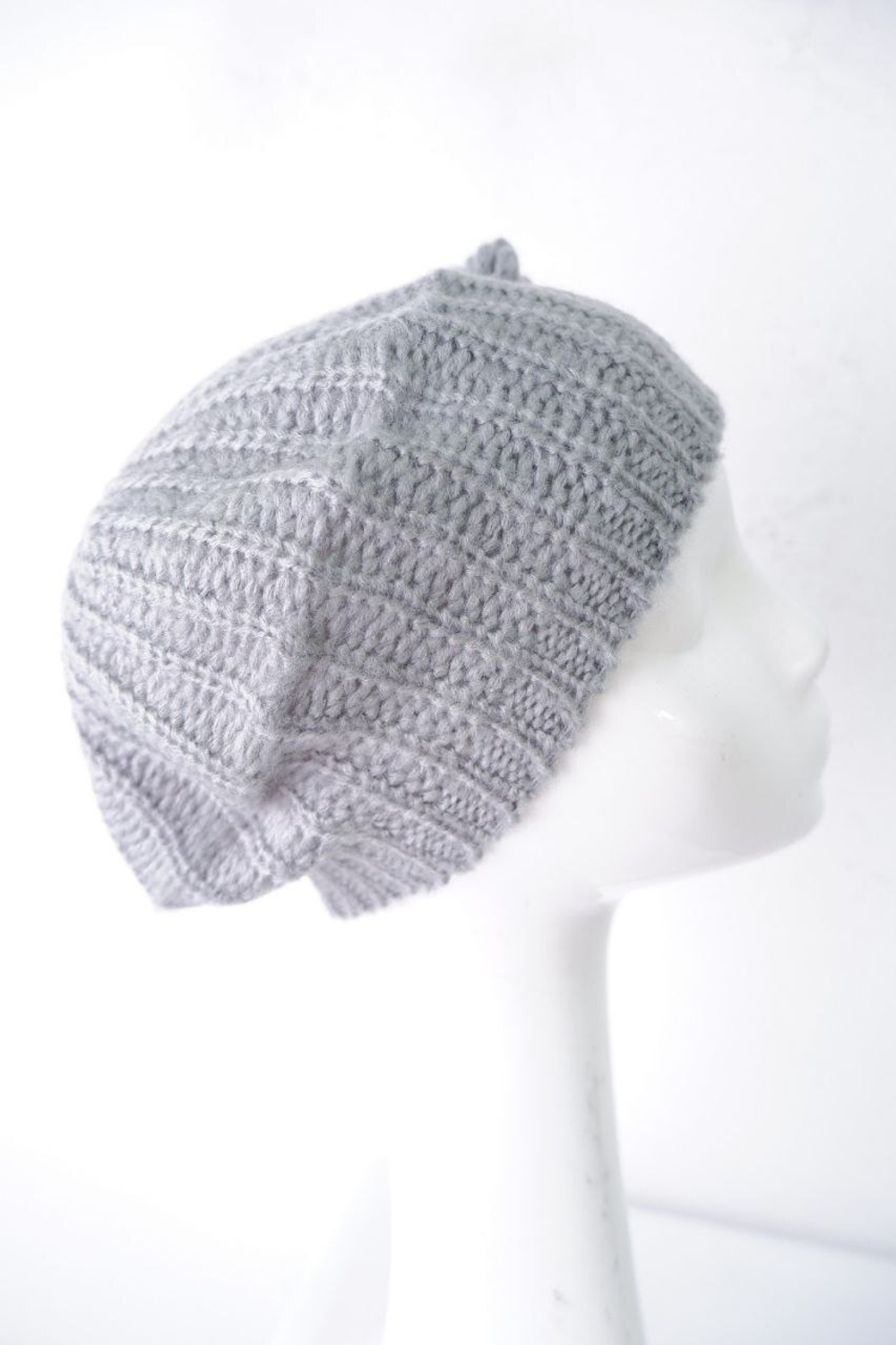 Берет серый вязаный