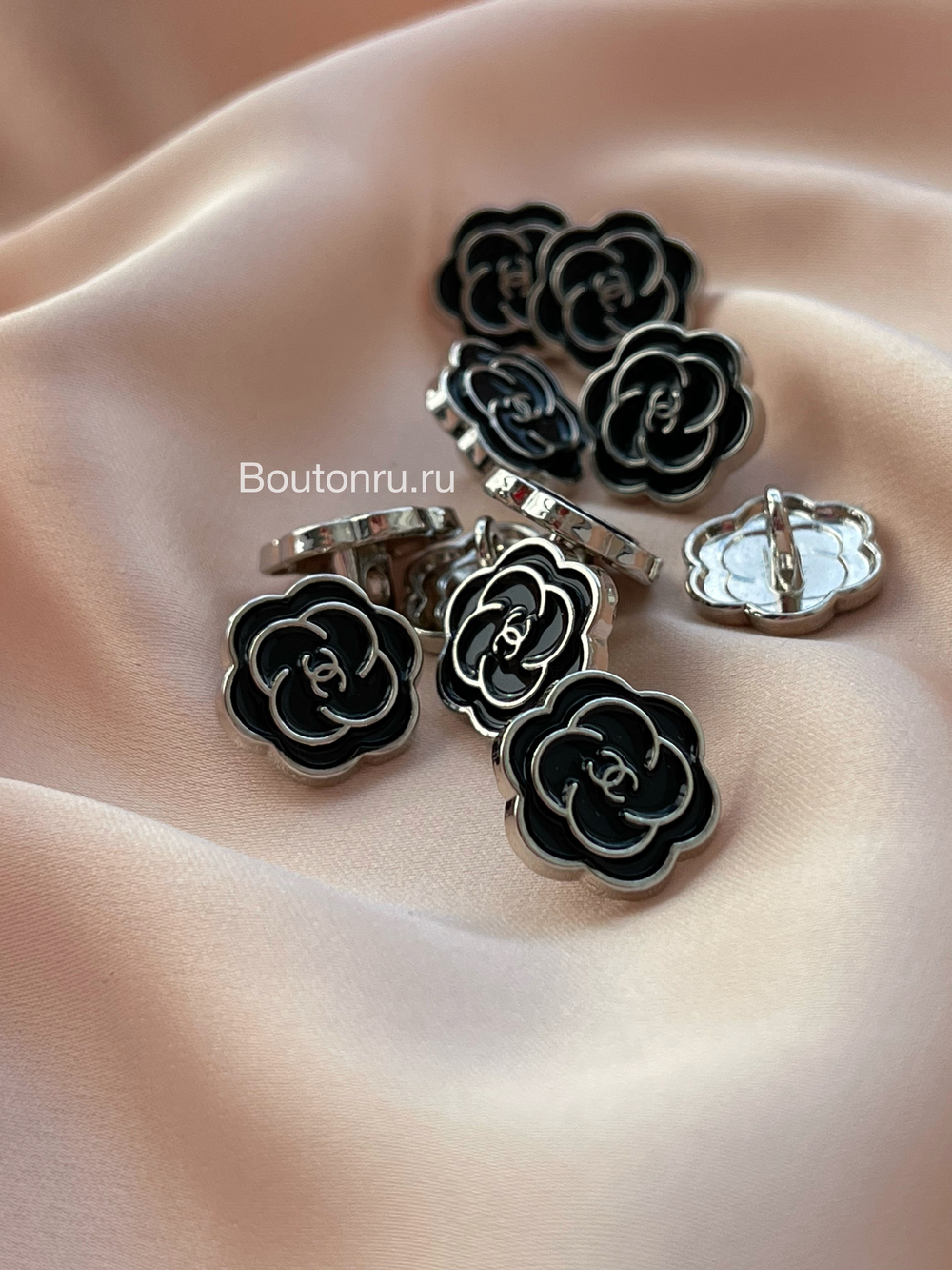 Пуговицы Шан. Черные серебро 12,5 мм цветок