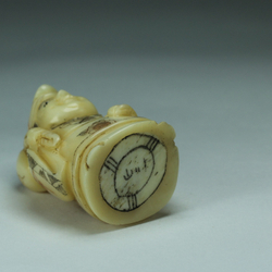 Нэцкэ Дайкоку с тыквой горлянкой и персиком