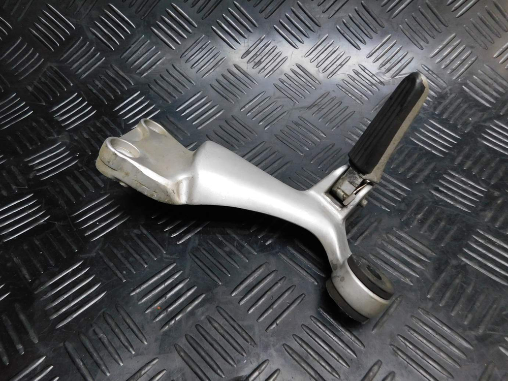 Подножка пассажирская правая Suzuki GSX1300R Hayabusa 99-2007 (с кронштейном)