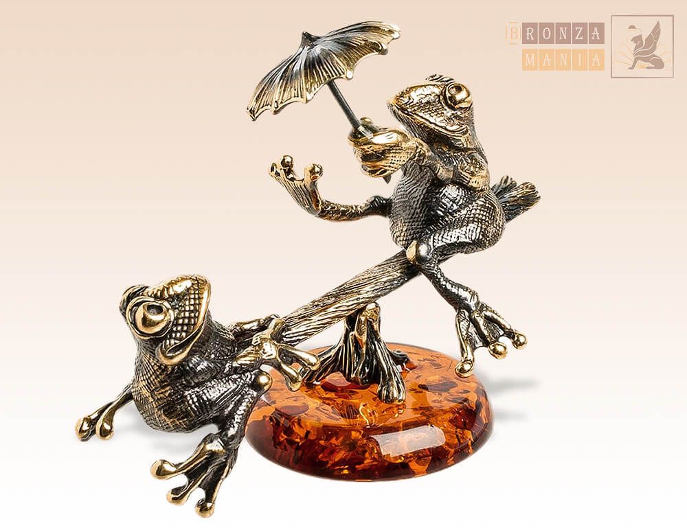 фигурка Лягушки на качелях на янтаре