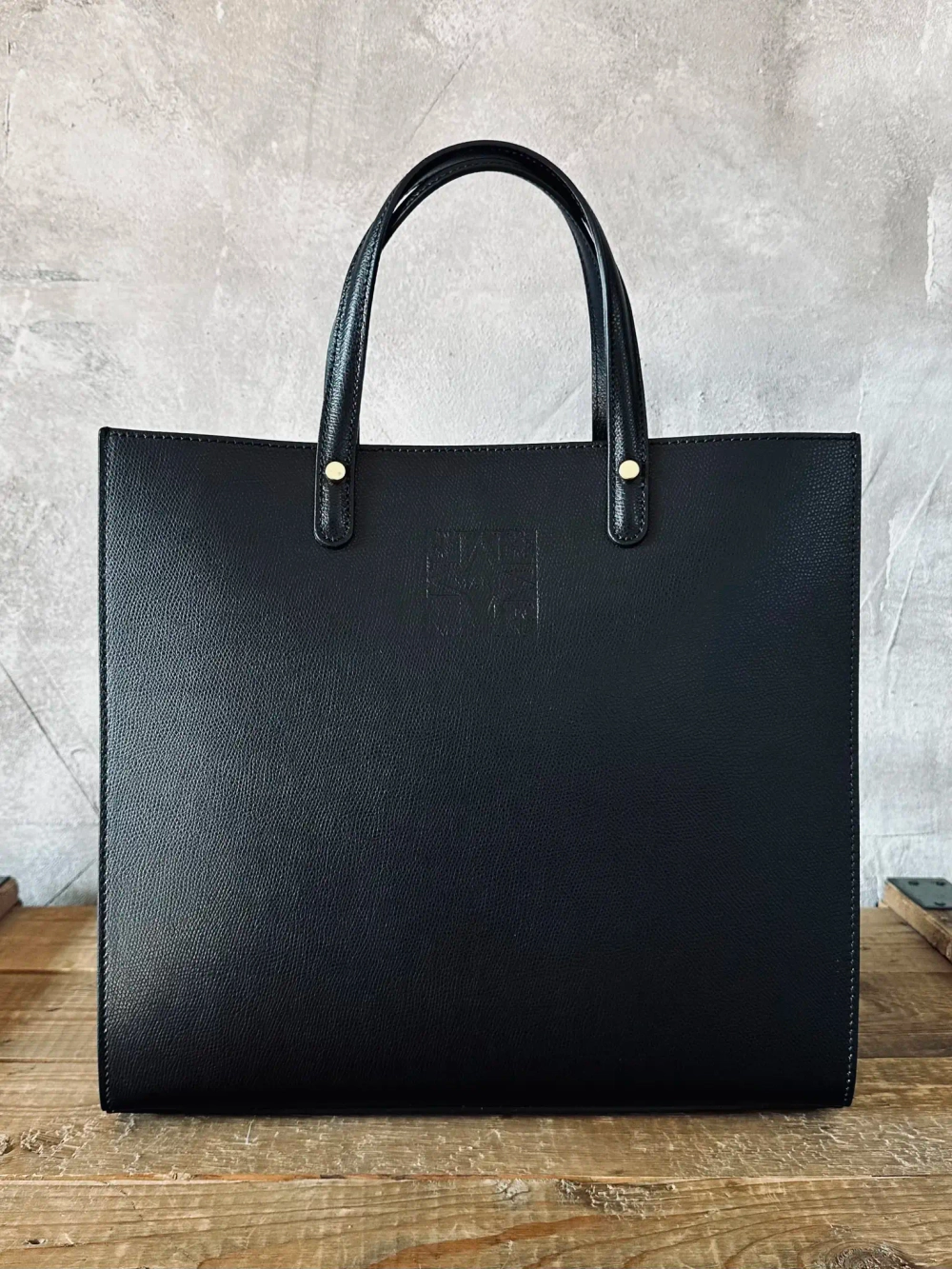 Женская черная форматная сумка из натуральной кожи "Сафьяно"