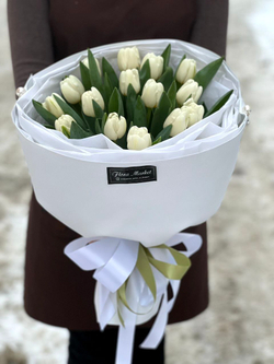 Белые тюльпаны в нежном оформлении от Флора Маркет