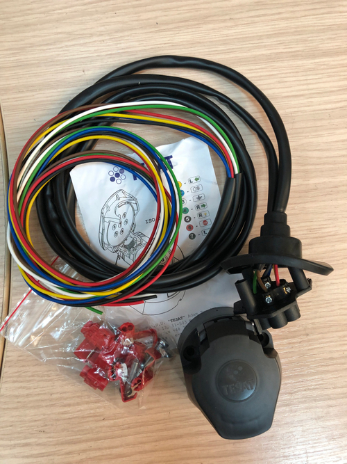 Универсальная электрика Tesat для фаркопа, провода 2 м. Розетка с уплотнителем.