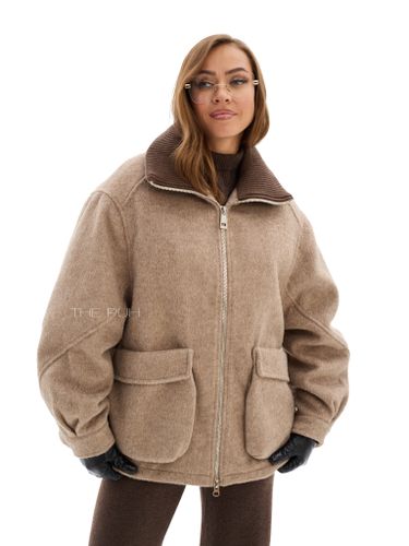 Бежевая куртка с накладными карманами