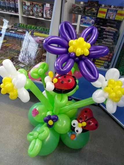 Лужайка с божьими коровками