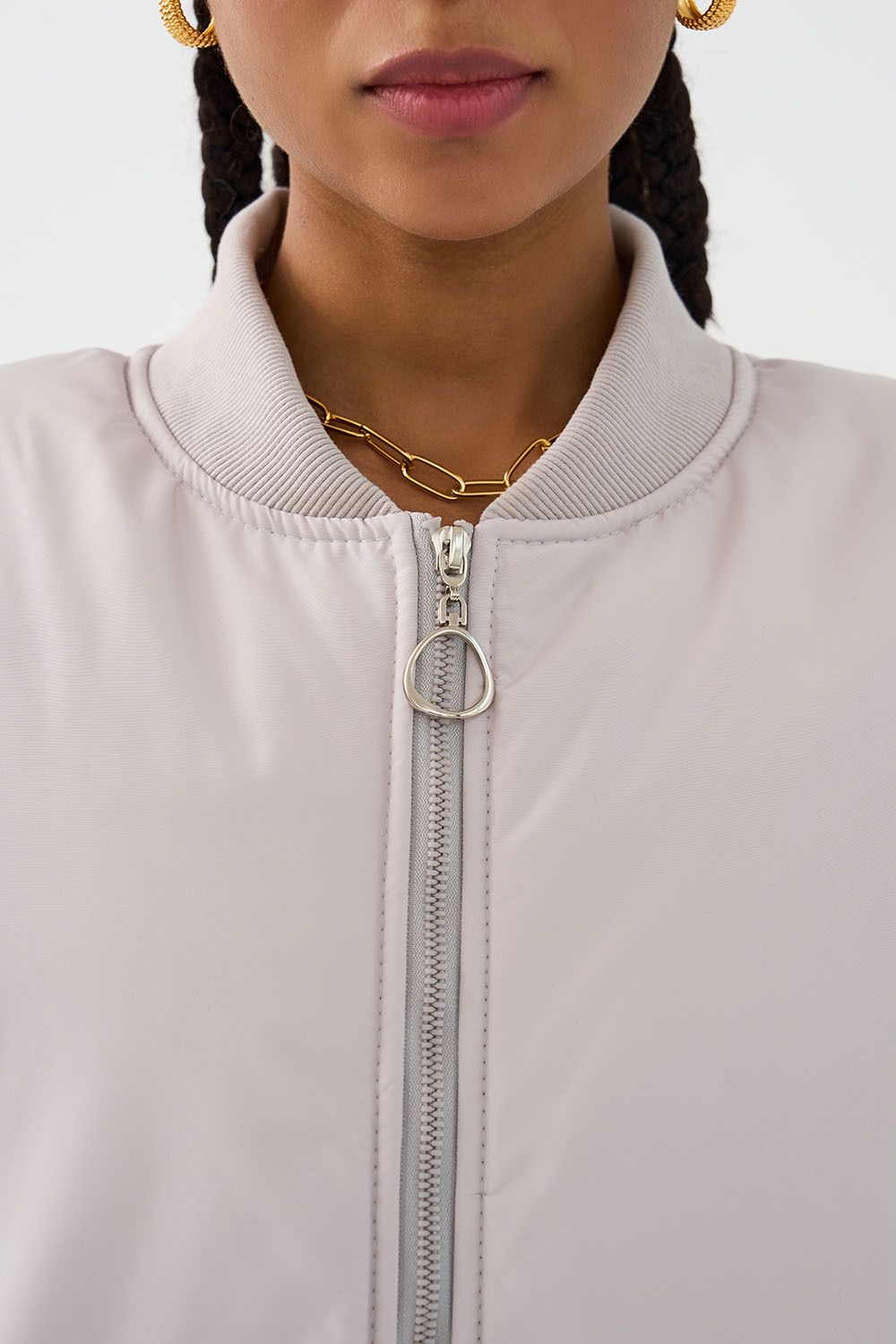 Куртка бомбер светло-серого цвета