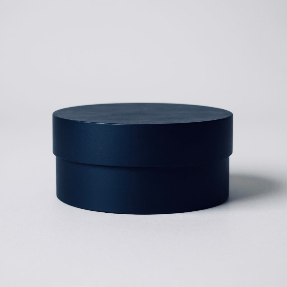 Плотная короткая круглая коробка(без ручек). Цвет: Темно синий.