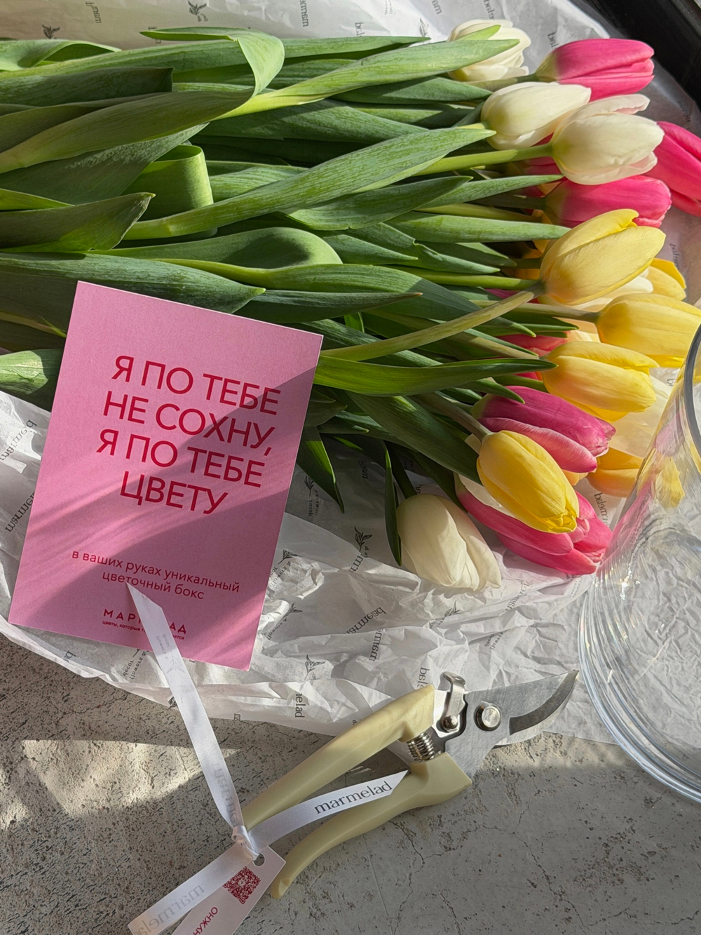 ЦВЕТОЧНЫЙ БОКС с тюльпанами микс 35шт