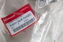 64241-MJE-D40ZC.  COVER, R. HEADLIGHT. PEARL METALLOID WHITE (NHA96P). Visor CB650F