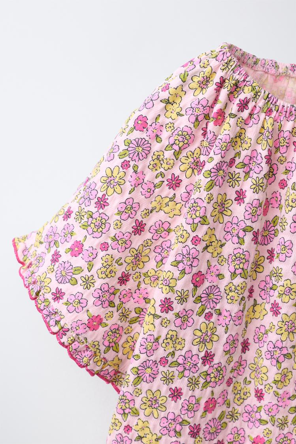 ZARA КОМПЛЕКТ ИЗ ФУТБОЛКИ И ШОРТОВ С ПРИНТОМ, СВЕТЛАЯ МАЛЬВА