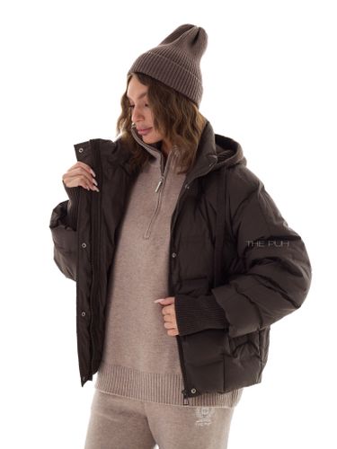 Тонкий пуховик с вязаным капюшоном в цвете шоколад