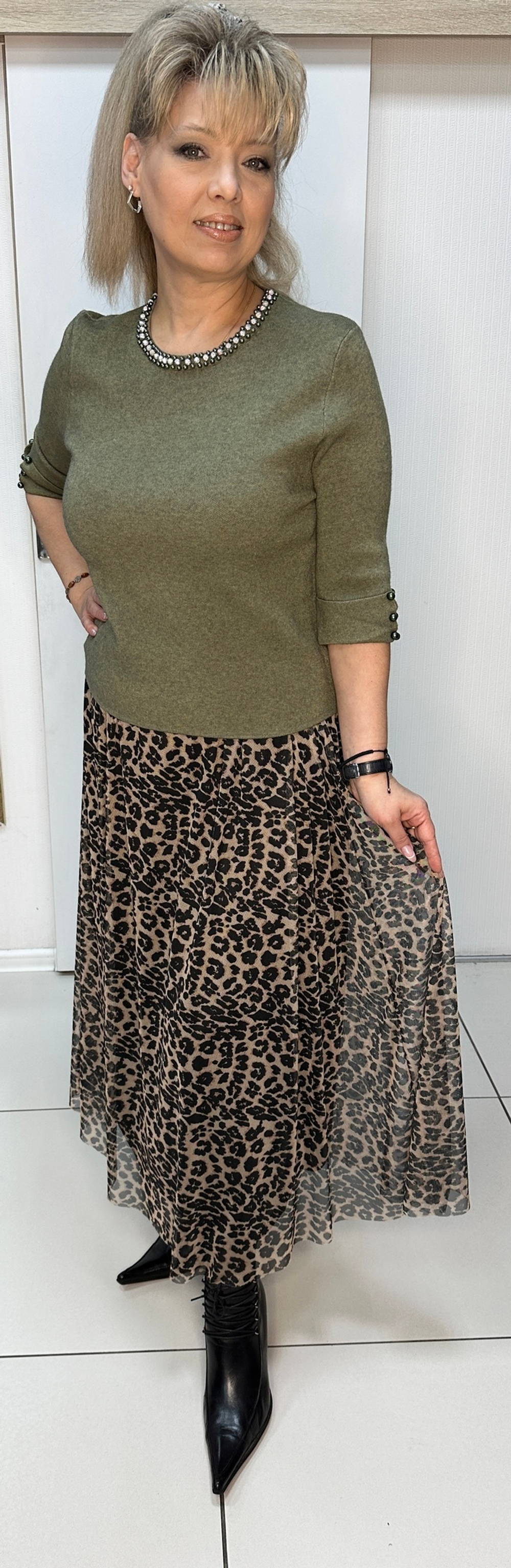 Оливковый короткий джемпер с жемчужной отделкой по горловине