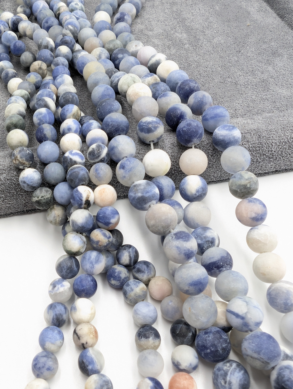 Содалит матовый