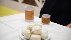 Кружка большая фарфоровая c берестой и с цитатами Чехова. Chekhov forever.