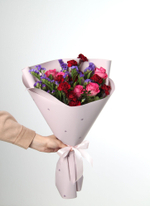 Букет цветов из Розы Кения, Кустовая гвоздика 3 шт, Статица 3 шт, Фисташка в матовой пленке