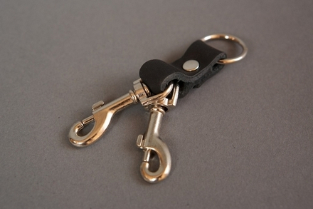 Два карабина соединенные кожаной стяжкой