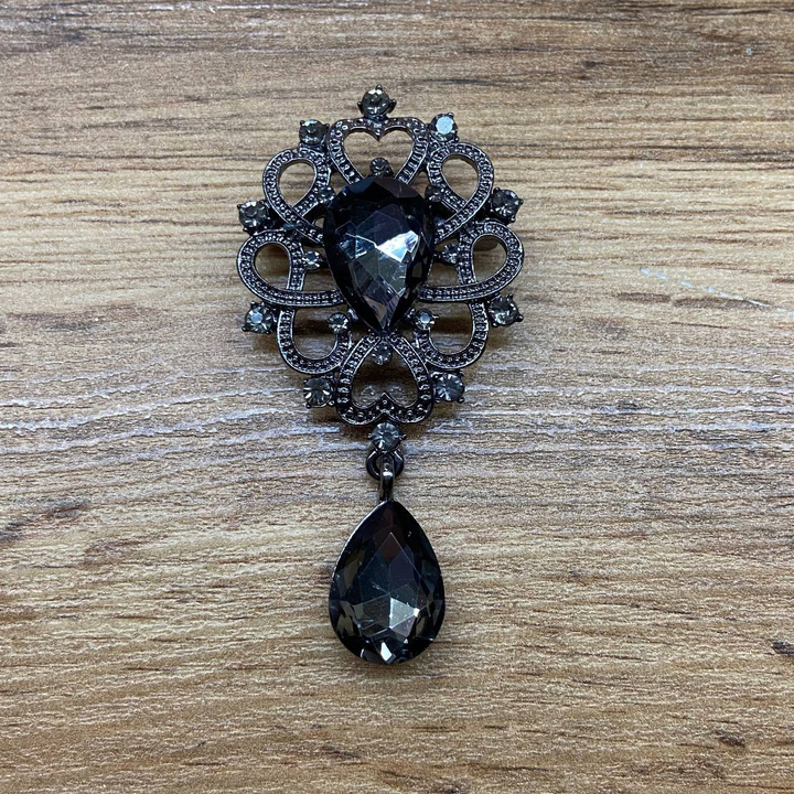 Брошь Droplet 2 сердца вензеля капля перевернутая кристалл серый стразы серые подвеска капля металл графитовый