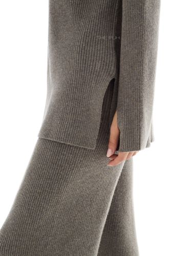 Темно-серый трикотажный костюм в рубчик