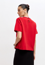 Футболка с кристаллами на воротнике