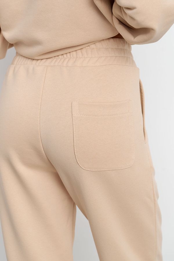 Свободные джоггеры без начеса из премиум футера ванильного цвета