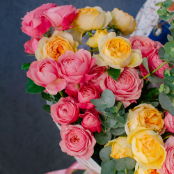 144. Акварельный букет-микс из кустовых пионовидных роз