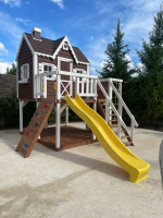 Детский игровой домик со спортивной секцией